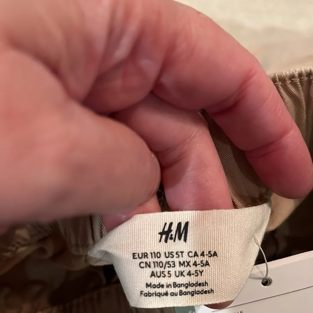 H&M Beige Twill Cargo Shorts/NWT/2T & 5T